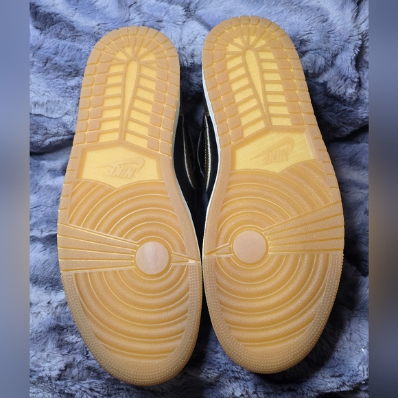 NWB Nike Air Jordans 1 Retro High OG Black/Metallic Gold Size 11.5 - Picture 8 of 11